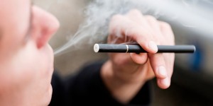 Οι χρήστες του ηλεκτρονικού τσιγάρου λαμβάνουν έως 97% λιγότερες καρκινογόνες ουσίες από τους καπνιστές